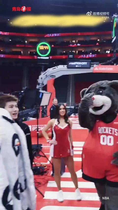 杜兰特赛前与任嘉伦互换礼物