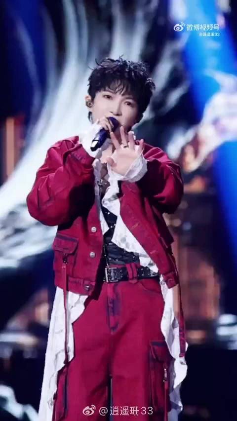 周深湖南卫视春晚手杖造型演绎《爱丽丝卿》