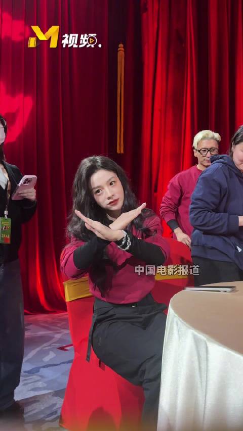 《镖人》主创齐聚蓝羽会客厅，陈丽君饿坏偷吃被抓包