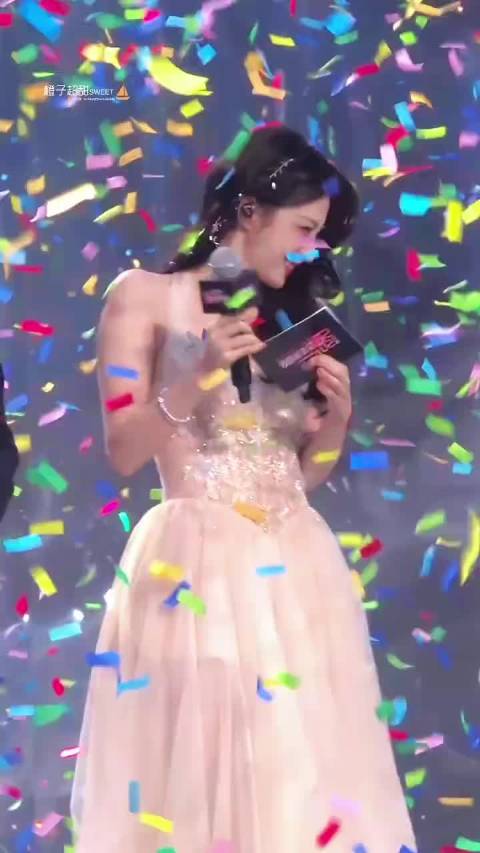 原来王楚然跟我上的是同一个网 笑起来也好有生命力，简直太爱王楚然了！