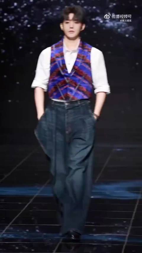 邓为蓝紫格纹马甲造型气场全开