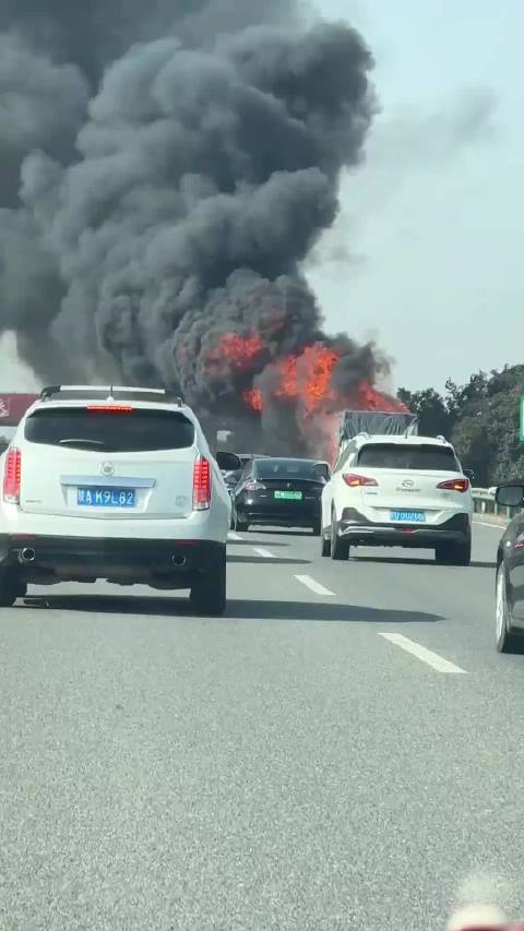 福银高速陕西段货车自燃烧毁，冬季需及时检查刹车