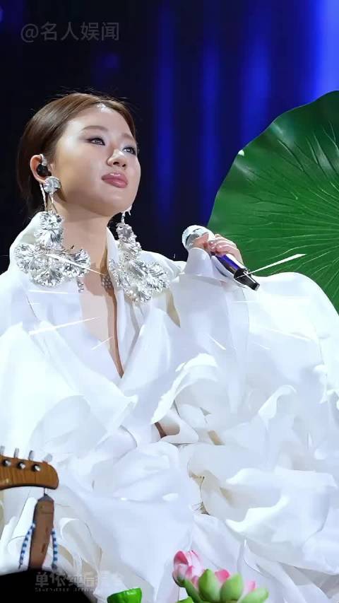 单依纯鞠婧祎同框引热议，摄影师避拍下半身