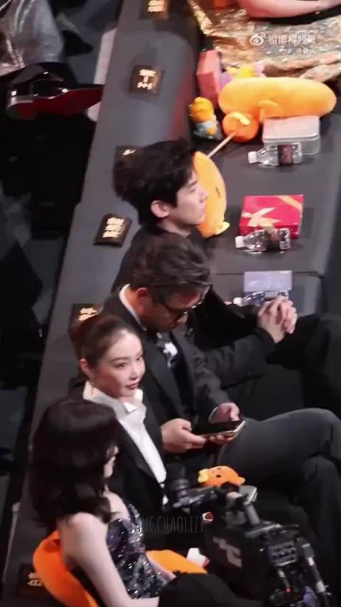 白敬亭听提示调静音获封微博之夜三好学生