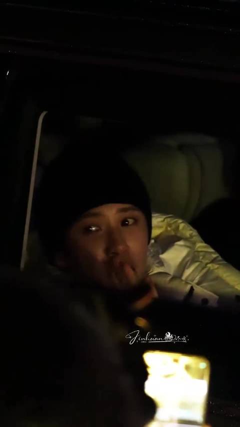 檀健次叮嘱粉丝注意安全勿熬夜蹲守，新剧《何不同舟渡》拍摄中