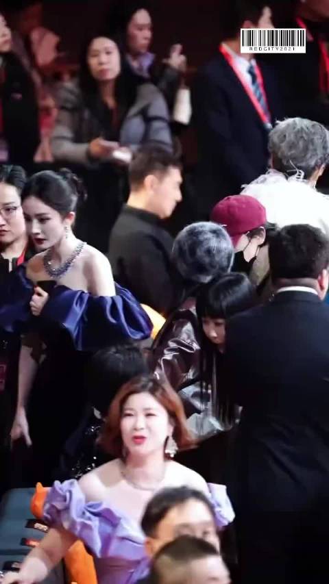 大幂幂皮肤好白啊，项链好闪亮，好适配 杨幂小手握个不停，人缘真好