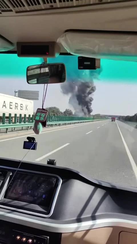 2月11日，福银高速咸阳至礼泉段发生事故，有货车燃起熊熊大火