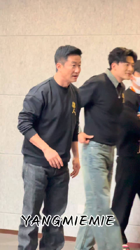吴京孙艺洲此沙来了！吴京还问大家自己有没有迟到