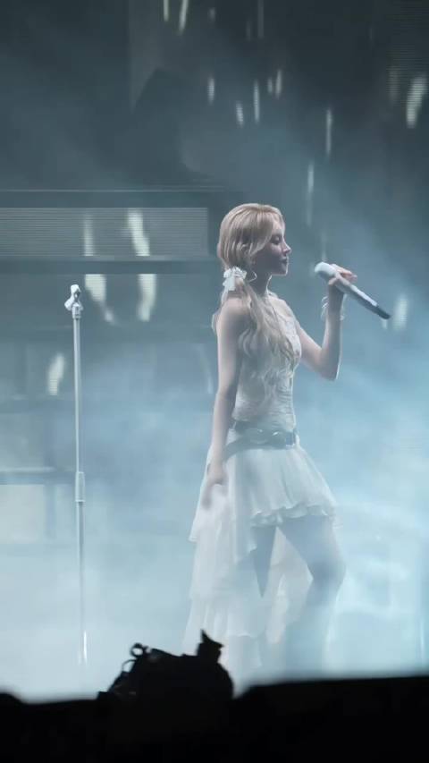 宋雨琦~《背对背拥抱》现场直拍 烟雾中的雨琦给蒙上了一层别样的美