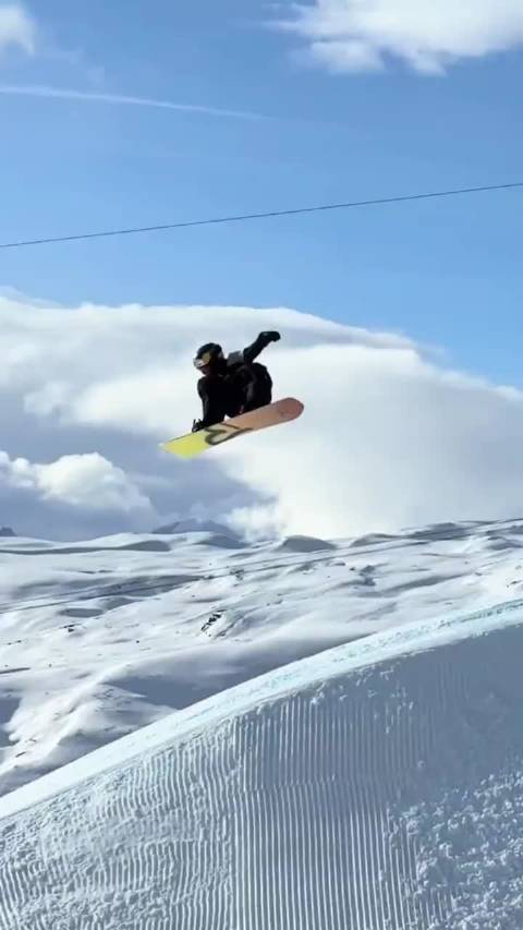 苏翊鸣米兰冬奥首秀惊艳全场，空中翻转稳落引爆尖叫