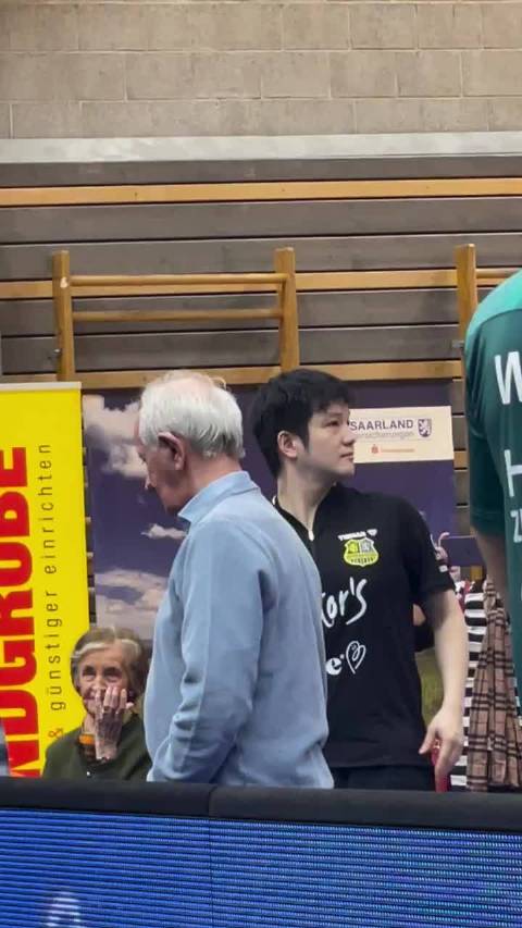 孩子在东张西望什么，哦不是！这是在拉伸哈哈，樊振东你好可爱啊！ cr 蛮夷