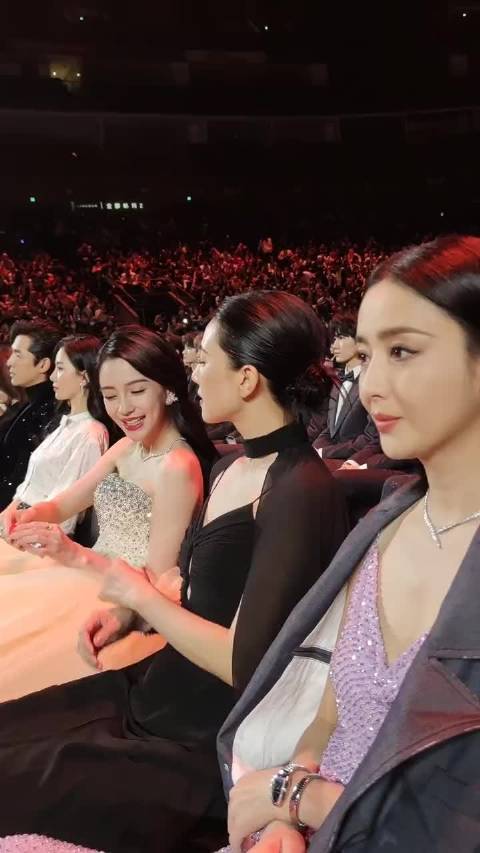 微博之夜，只有我好奇她们吃的是什么糖么，刚开始我还以为是烟