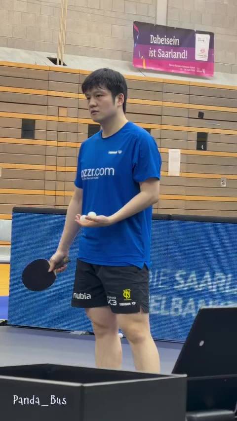把乒乓球当核桃盘的樊振东练球咯～今天的比赛加油！