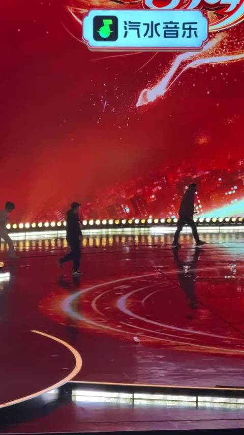 周深全开麦演唱《爱丽丝卿》忘词，舞台表现依然稳健