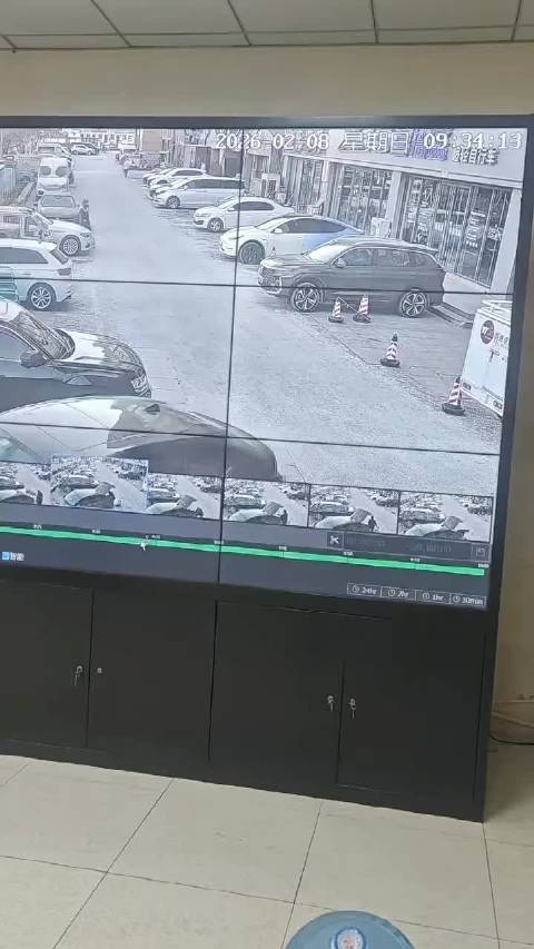 两个看看屁股谁厉害，黑车别管它，让它走，然后告它肇事逃逸