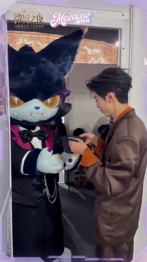 陈哲远后台偷吃大米饭，喵娲娲贴心送达