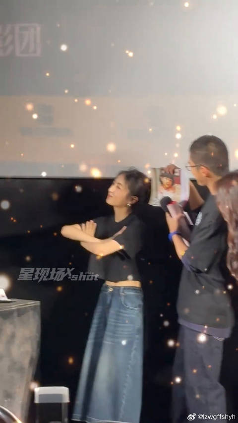 张子枫妹妹还原小时候表情包，太可爱啦4D看危机航线太爽了 张子枫 微博VC计划