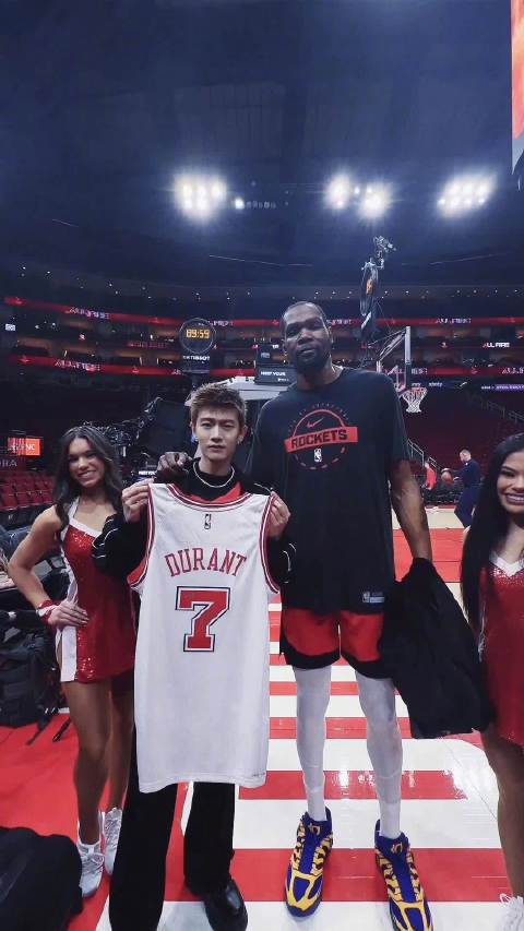 杜兰特与任嘉伦互换礼物