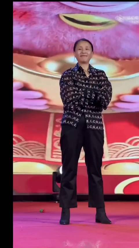 龙丹妮内娱年会跳热舞引周震南表情瞩目