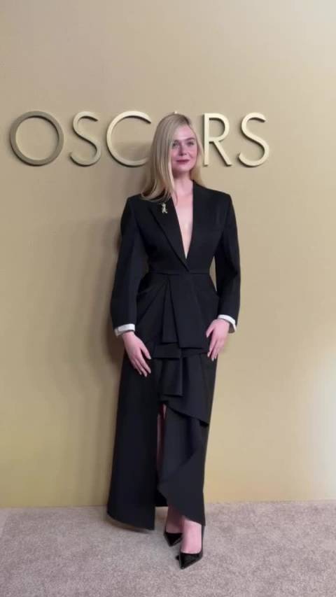 范宁首获奥斯卡提名，穿纪梵希亮相晚宴