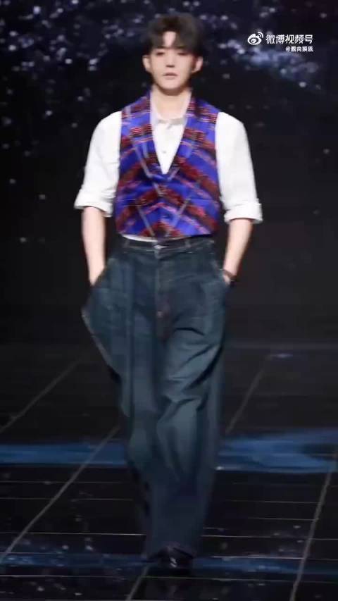 邓为蓝紫格纹马甲造型复古精致气场十足