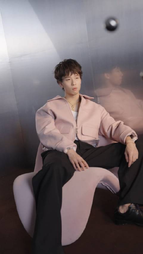 林高远登ELLEMEN二月刊封面，以球拍书写赛场答案