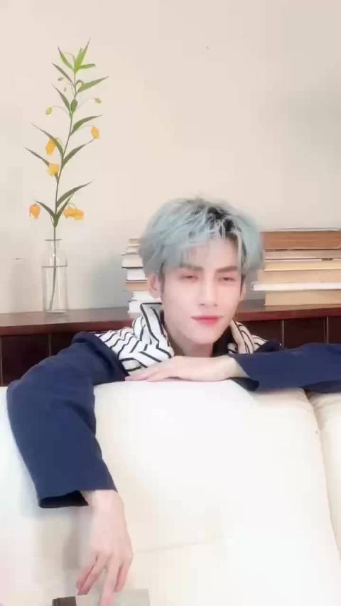 罗云熙接受中国国际电视台采访，分享芭蕾与演艺生涯