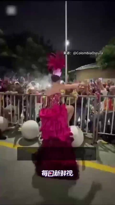 巴兰基亚狂欢节女王合影遭强吻 当场崩溃大哭