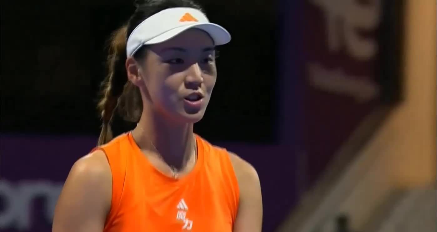 王欣瑜关键局保发成功，第二盘4比2领先莱巴金娜 春节二创视频大赛 体育大拜年