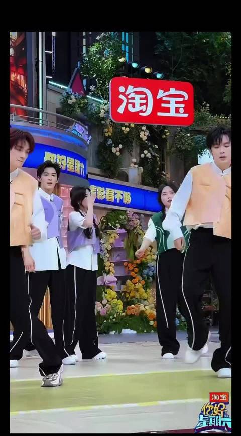 丁程鑫第二跳扑进何炅怀里引粉丝尖叫