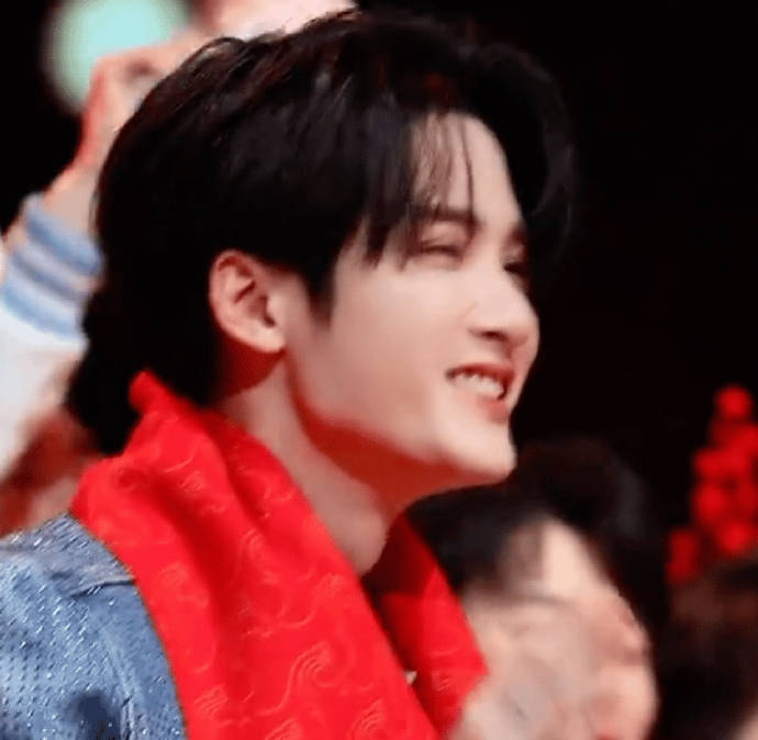 北京台春晚的“声纹盲盒”互动中，檀健次的祝福是怎么被粉丝发现的？