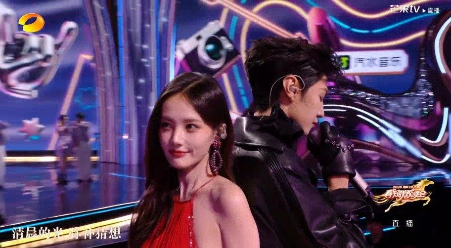 陈哲远 李一桐湖南卫视春晚《我想要占据你》 你俩在演现偶吗！尖叫