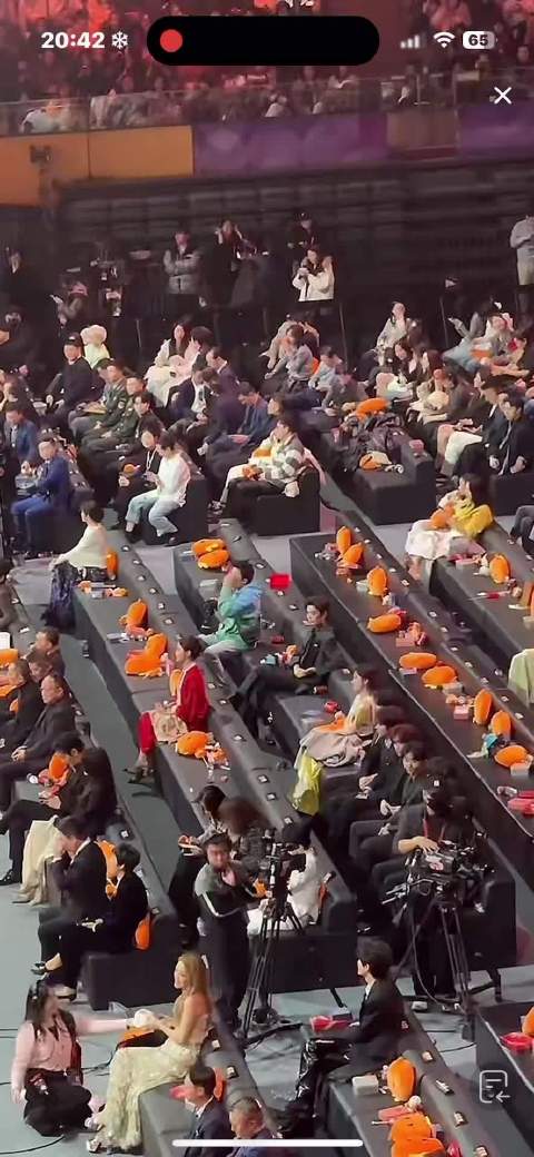 微博之夜内场丁禹兮自己优雅的坐着刘宇宁走过去了，两人有伴侣了