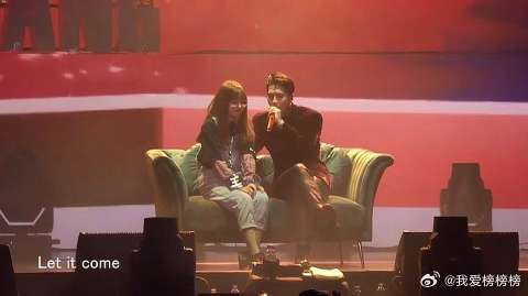 王嘉尔生日会邀请粉丝上台，在她耳边唱情歌，好羡慕这个小姐姐！