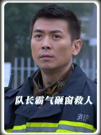 消防车遭宝马拦道，队长果断破窗施救，这波操作看得人直呼过瘾！