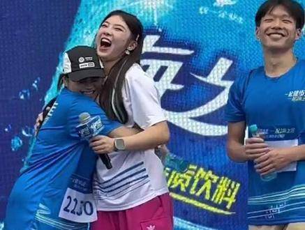 在海口！艳妮与粉丝亲密互动，本人萌态十足