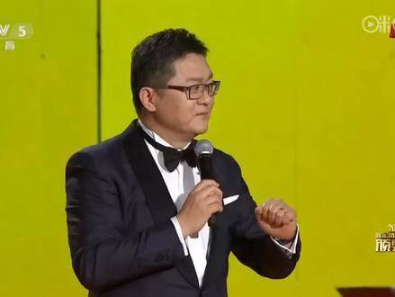 乒乓荣耀时刻：马龙与丁宁同台闪耀颁奖典礼现场