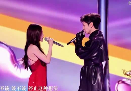 陈哲远李一桐同握一麦合唱，互动亲密引关注