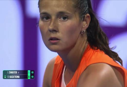 多哈赛卡萨金娜先胜斯瓦泰克，郑钦文激战莱巴金娜