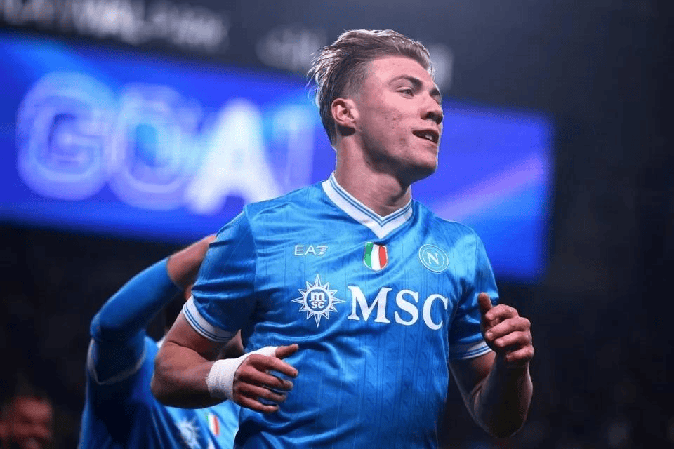 12球3助，霍伊伦本赛季各项赛事已经参与15粒进球