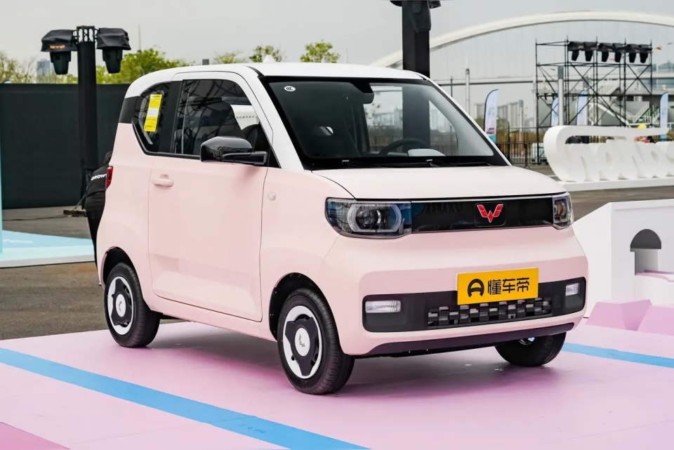 女子买电车开3年后频繁断崖式掉电，“断崖式掉电”可能是什么原因?是新能源车的普遍问题吗?