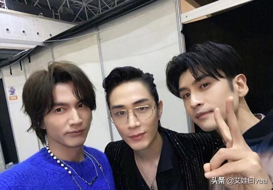 言承旭终于复工拍戏！片场穿“老汉背心”秀身材，手线条似肌肉男