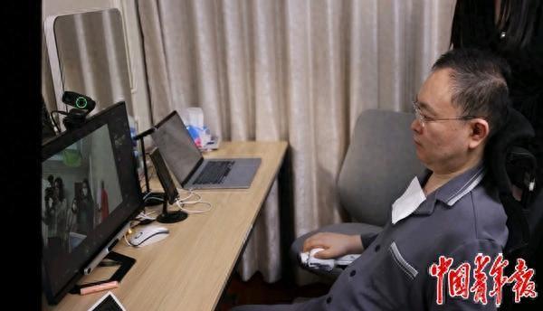 蔡磊通过眼控仪指挥摄像头转动，完成与来访者的对视。中青报·中青网记者 玄增星/摄