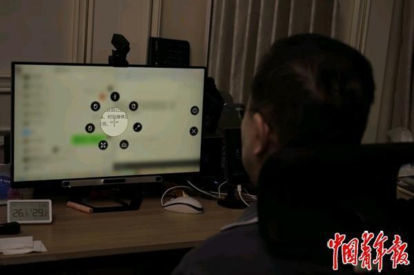 蔡磊用眼控仪工作。中青报·中青网记者 玄增星/摄