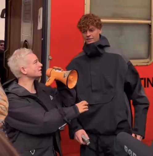 新工作,辛纳现身意大利火车站为列车检票