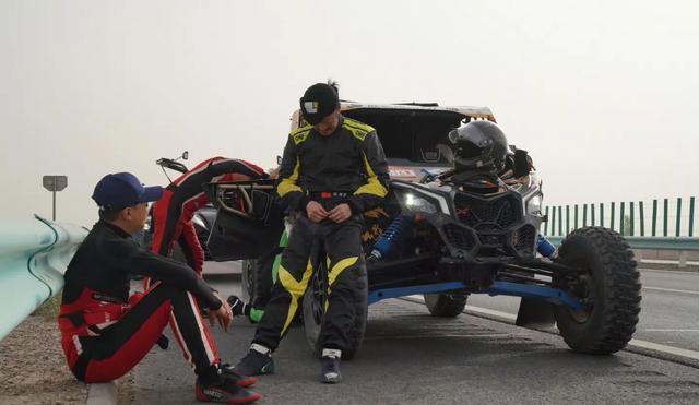 51岁吴京仅睡3个小时，车抛锚致比赛迟到，胡子拉碴满脸沮丧