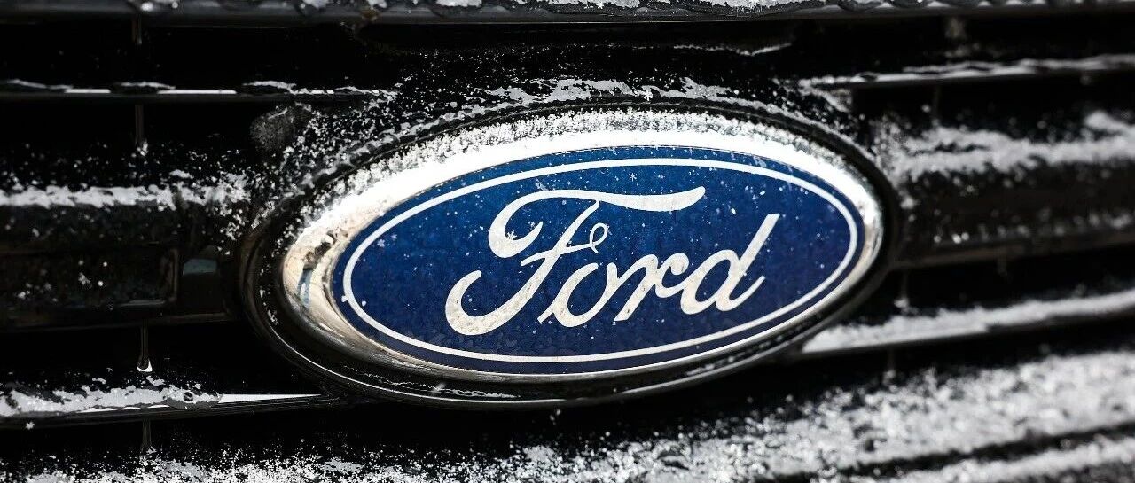 美国汽车巨头福特大幅亏损，2025年营收增长1%，利润却暴跌239.17%！首席财务官：关税对公司造成严重冲击