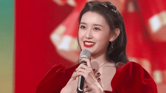 蒋依依湖南卫视春晚开场舞好元气，身穿红色丝绒裙，复古又灵动