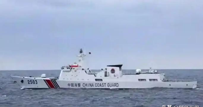 501型海警船，亮剑钓鱼岛，中日舰艇同框，到底谁更强悍？