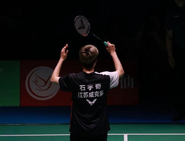 比赛中身体不适被担架抬出场，石宇奇：因肠胃炎高烧引发